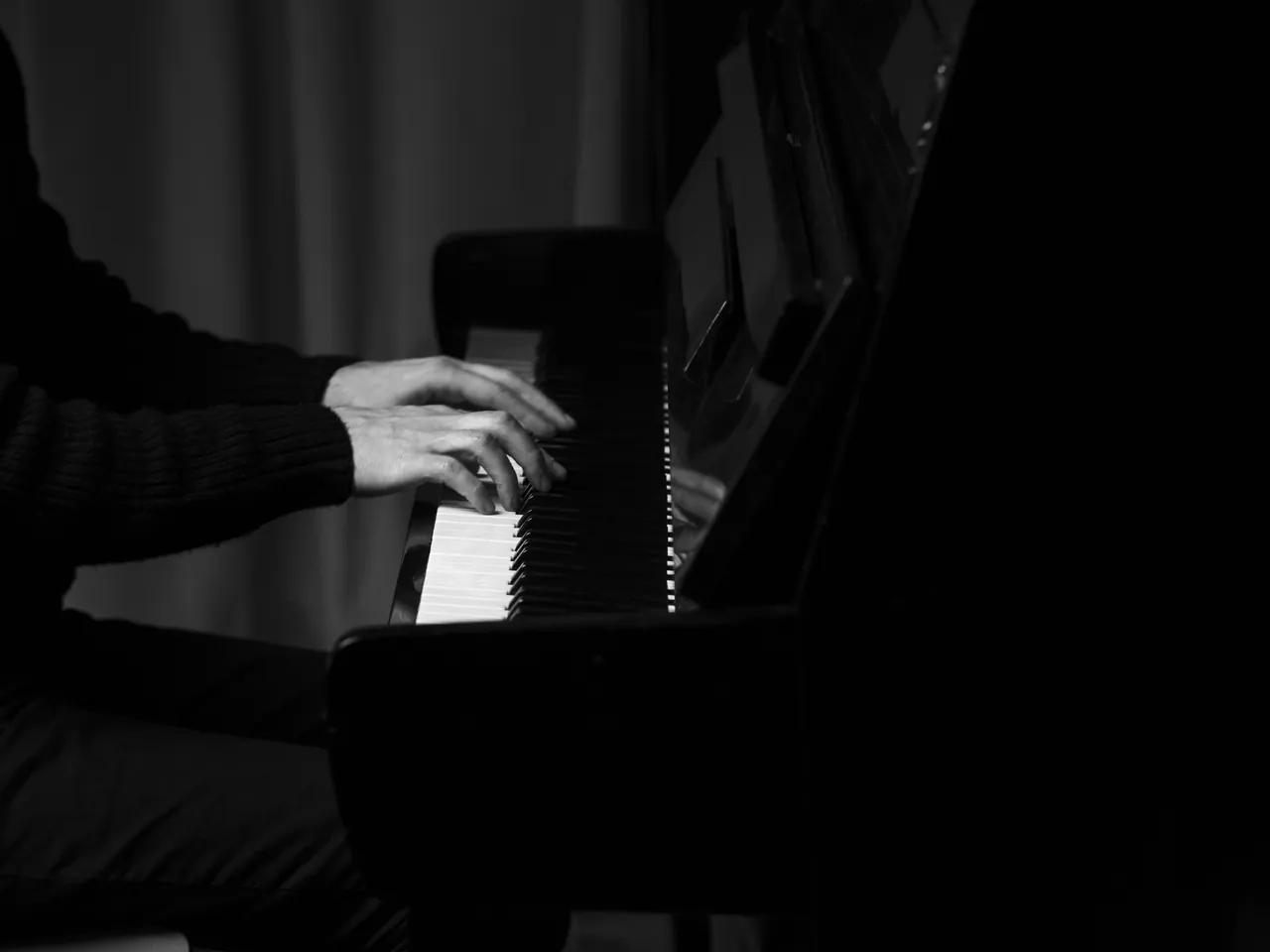 Hands on the piano keys